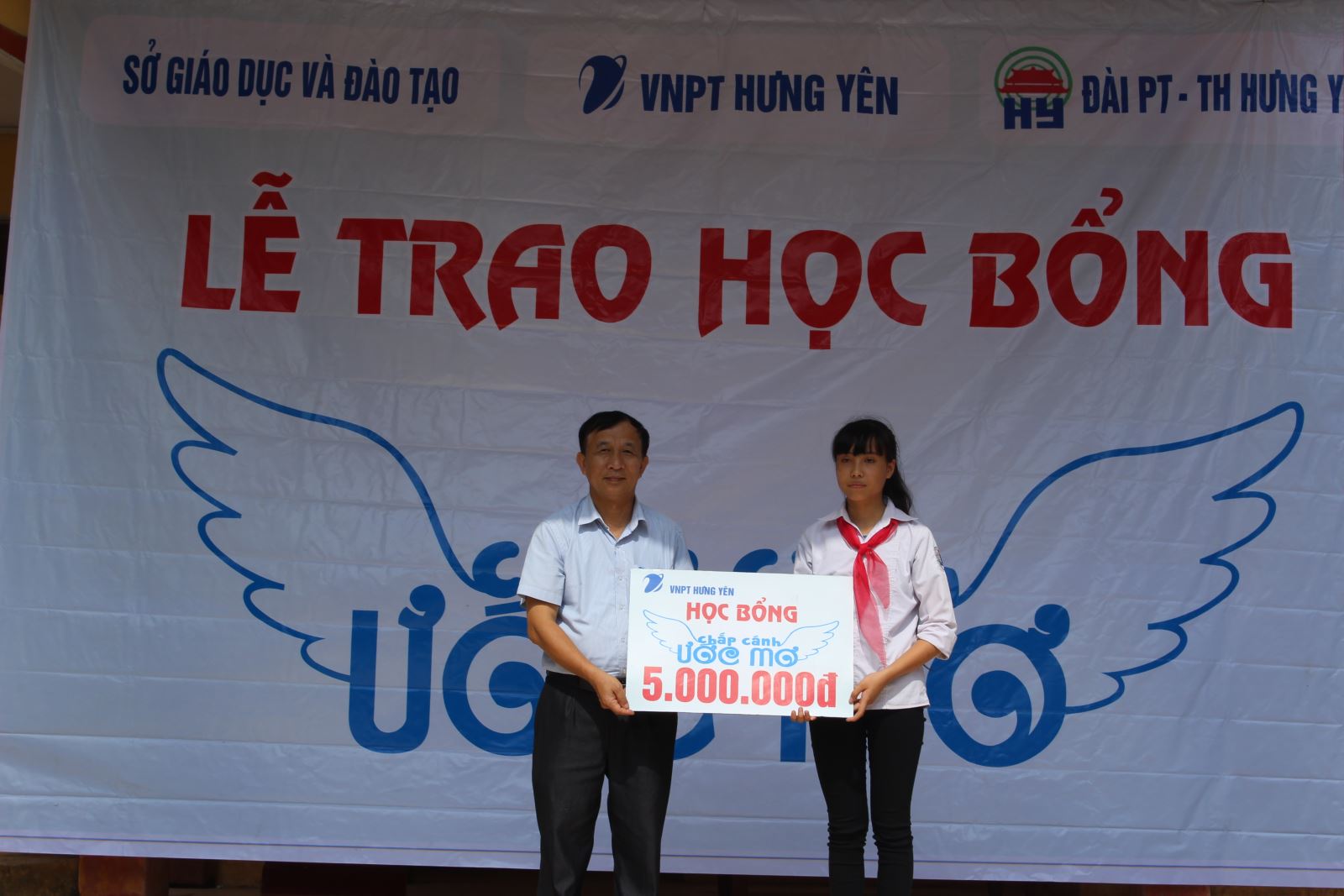 TẶNG HỌC BỔNG 5 TRIỆU ĐỒNG CHO HỌC SINH NGHỊ LỰC VƯỢT KHÓ TẠI HUYỆN MỸ HÀO