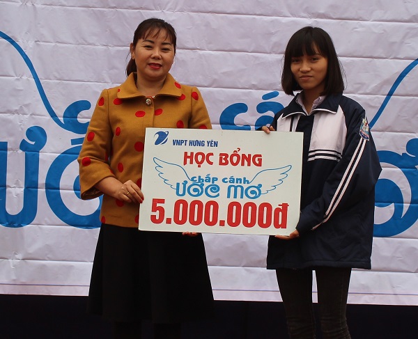 TẶNG HỌC BỔNG 5 TRIỆU  CHO HỌC SINH NGHÈO VƯỢT KHÓ 